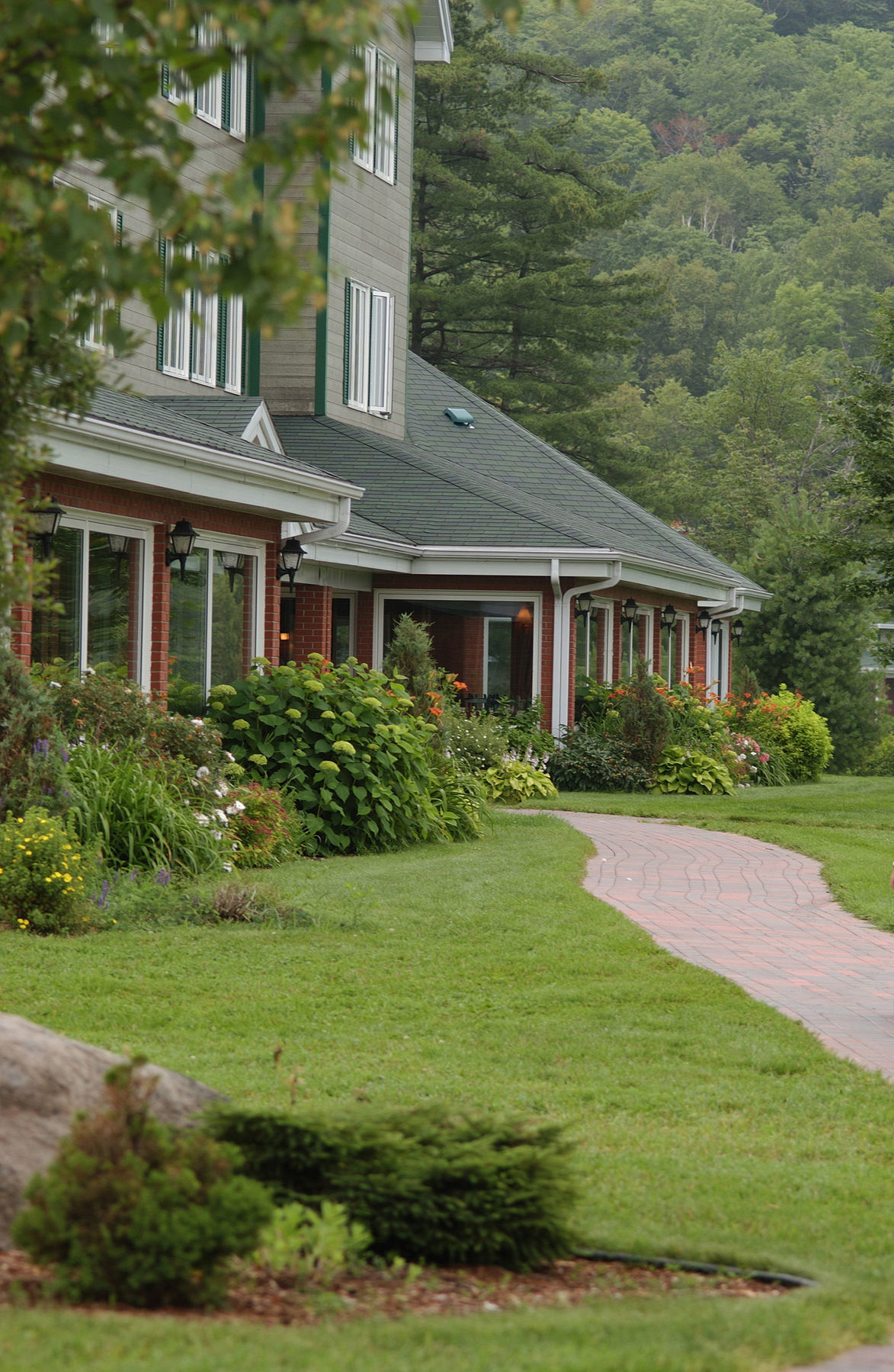 Auberge Du Lac-A-L'Eau-Claire Saint-Alexis-des-Monts Exterior photo