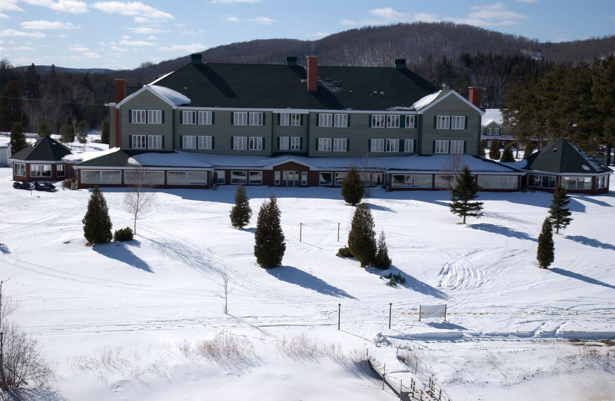 Auberge Du Lac-A-L'Eau-Claire Saint-Alexis-des-Monts Exterior photo