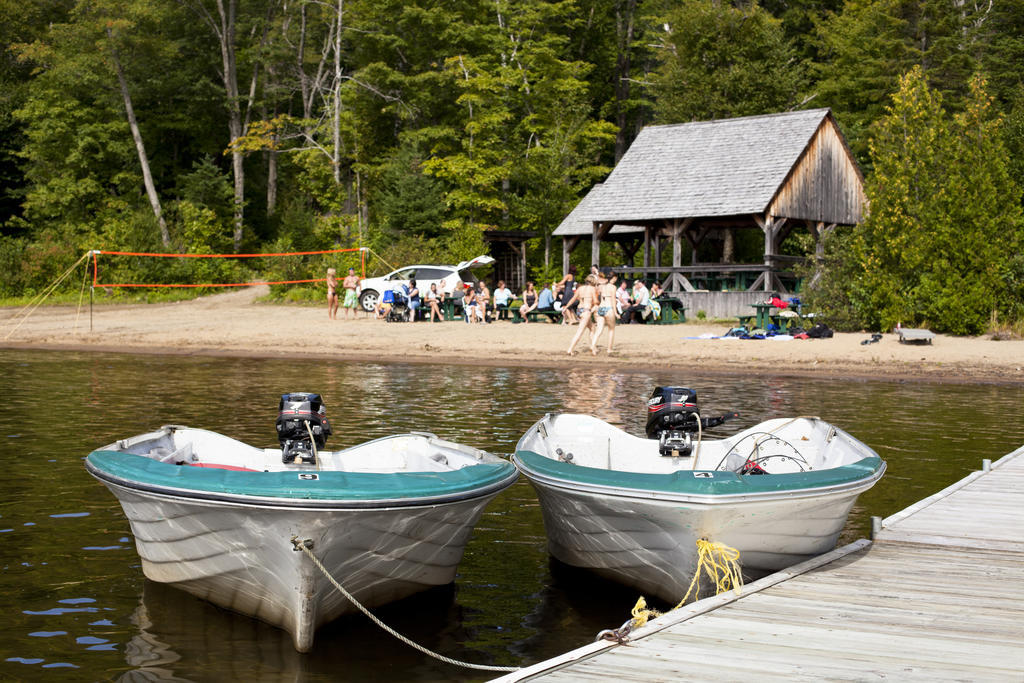 Auberge Du Lac-A-L'Eau-Claire Saint-Alexis-des-Monts Exterior photo