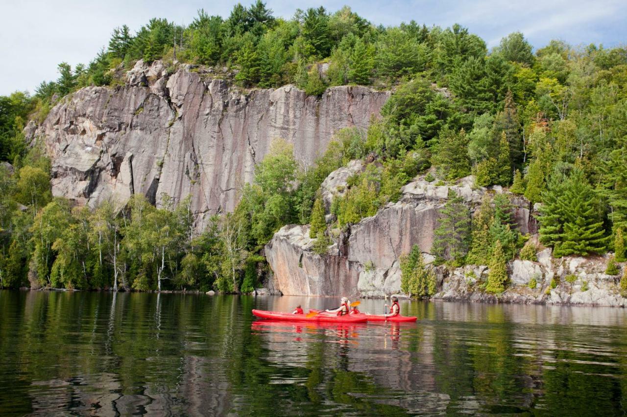 Auberge Du Lac-A-L'Eau-Claire Saint-Alexis-des-Monts Exterior photo
